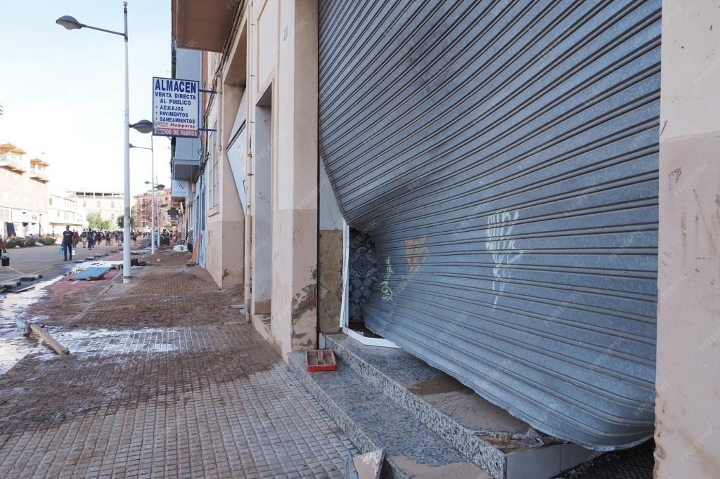 imgi_51_aftermath-hurricane-dana-valencia-spain-broken-metal-shut