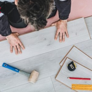 imgi_51_man-installing-new-laminated-wooden-floor_1039297-6247