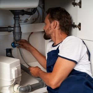 imgi_58_plumbing-professional-doing-his-job_23-2150721544