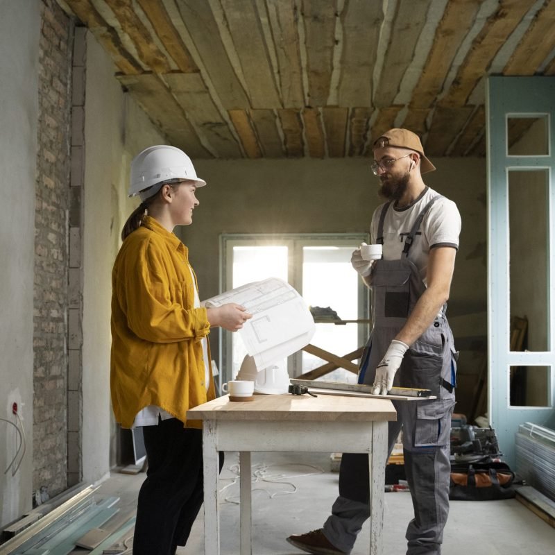 tiler-working-renovation-apartment (4)